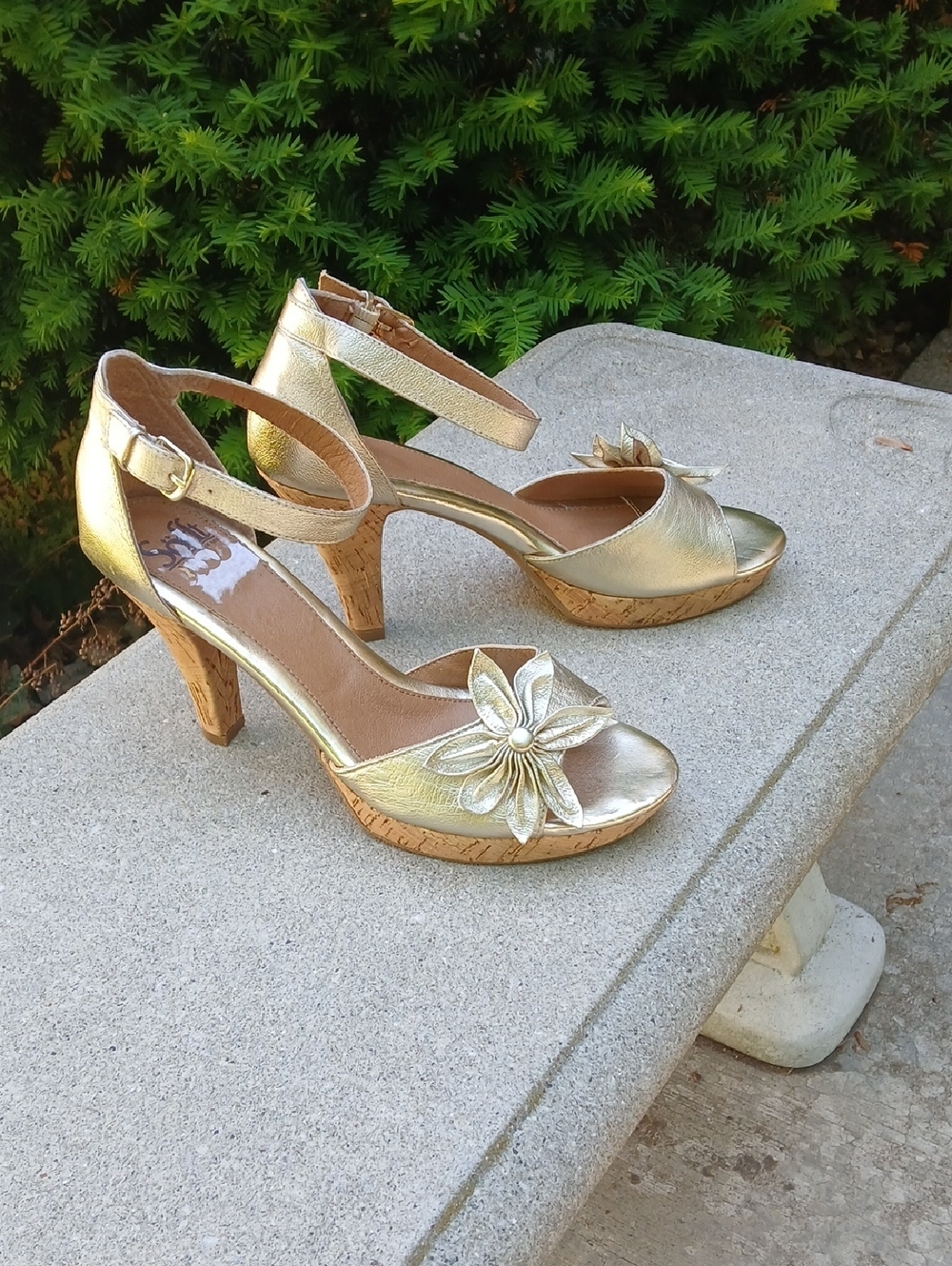 Sofft Gold Metallic LEATHER Cork Platform Sandals  Sz. 9M